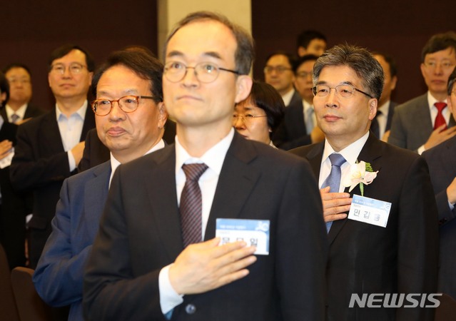 【서울=뉴시스】 고범준 기자 = 31일 오후 서울 서초구 엘타워에서 열린 한국형사정책연구원 개원 30주년 기념식에서 민갑룡(오른쪽부터)경찰청장, 문무일 검찰총장, 한인섭 한국형사정책연구원장이 국민의례를 하고 있다. 2019.05.31. bjko@newsis.com