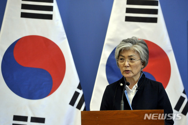 【부다페스트=AP/뉴시스】강경화 외교부 장관이 31일(현지시간) 헝가리 부다페스트 외무장관 집무실에서 페테르 사야르토 헝가리 외무장관과 공동기자회견을 하고 있다. 2019.05.31.