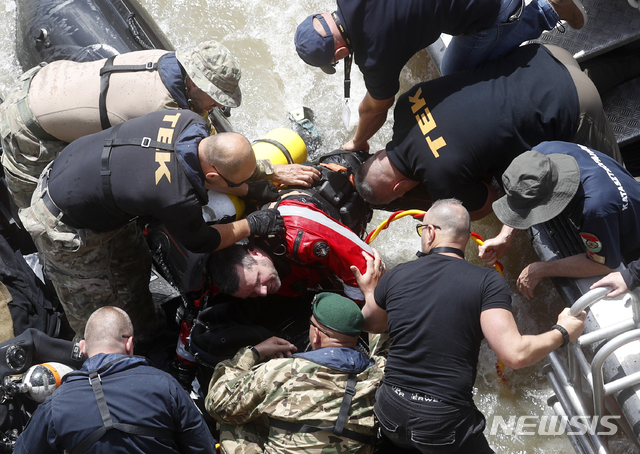  【부다페스트=AP/뉴시스】31일(현지시간) 헝가리 부다페스트 다뉴브강 머르기트 다리 밑에서 침몰 유람선 잔해가 있는 물속으로 잠수했던 잠수부가 수면으로 나오고 있다. 2019.05.31. 