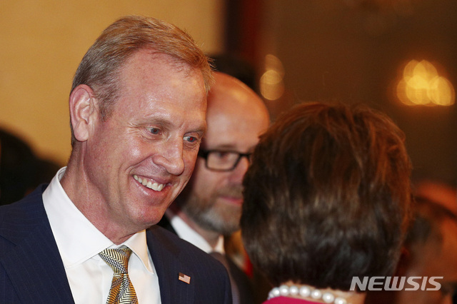 【싱가포르=AP/뉴시스】제18차 아시아안보회의(샹그릴라 대화)에 참석한 패트릭 섀너핸 미 국방장관 대행이 관계자와 이야기를 나누고 있다. 2019.05.31.