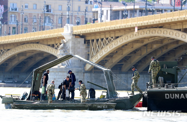 【부다페스트(헝가리)=뉴시스】추상철 기자 = 31일 오후(현지시각) 헝가리 다뉴브강 유람선 사고현장에서 헝가리 구조대원이 실종자 수색작업을 하고 있다. 2019.05.31.&nbsp; scchoo@newsis.com