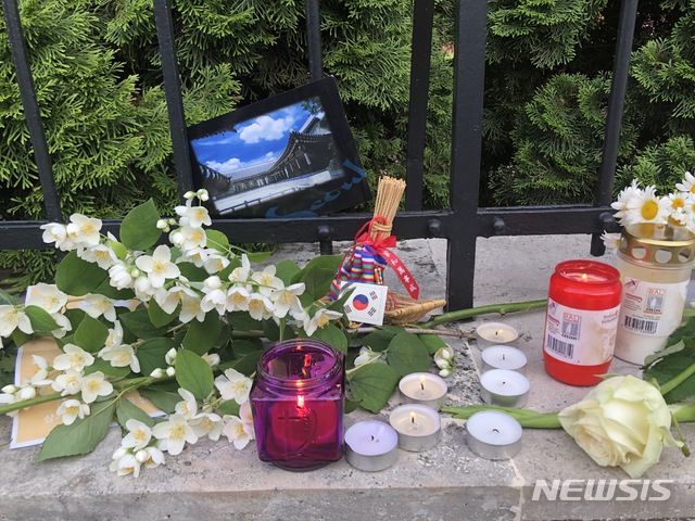 【부다페스트=뉴시스】조인우 기자 = 31일(현지시간) 주헝가리 한국대사관 앞에 허블레아니호 침몰 사고 피해자들을 추모하기 위한 꽃과 촛불이 놓여 있다. 2019.06.01