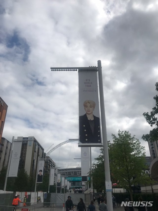 【런던=뉴시스】 이재훈 기자 = 31일(현지시간) 영국 런던 웸블리 스타디움 앞에 걸린 방탄소년단 지민 대형 사진. 2019.06.01 realpaper7@newsis.com  