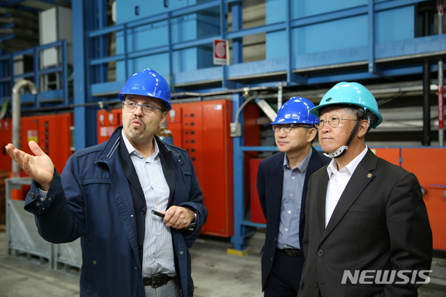 【서울=뉴시스】스테파노 피로 박사의 설명을 듣고 있는 IBS 김영덕 단장과 김두철 원장. (사진/이탈리아 그랑사소 공동취재단 제공) photo@newsis.com