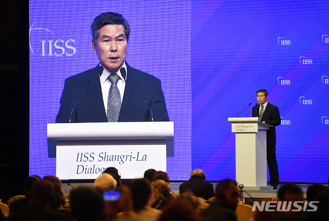 【싱가포르=뉴시스】정경두 국방부 장관이 1일(현지시간) 싱가포르 샹그릴라 호텔에서 열린 제18차 아시아안보회의 본회의에서 주제연설을 하고 있다. 2019.06.01. (사진=국방부 제공) photo@newsis.com 