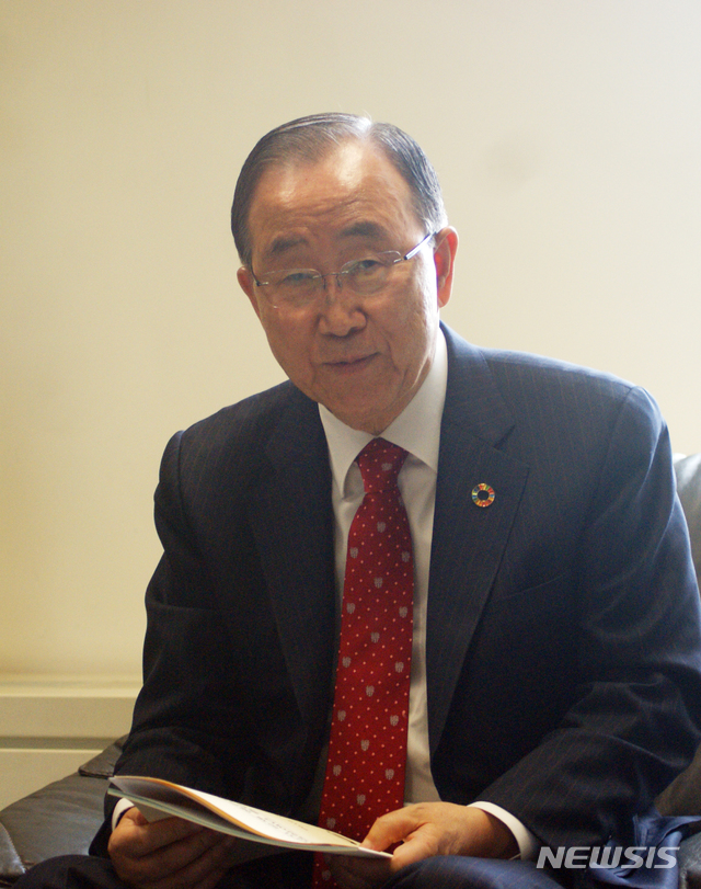 【천안=뉴시스】이종익 기자 = 대통령 직속 '미세먼지 문제 해결을 위한 국가기후환경회의' 위원장인 반기문 전 유엔 사무총장이 1일 오후 충남 천안의 계성원에서 열린 국민정책참여단 출범식 앞서 뉴시스(NEWSIS)와 인터뷰를 하고 있다. 2019.06.01.007news@newsis.com