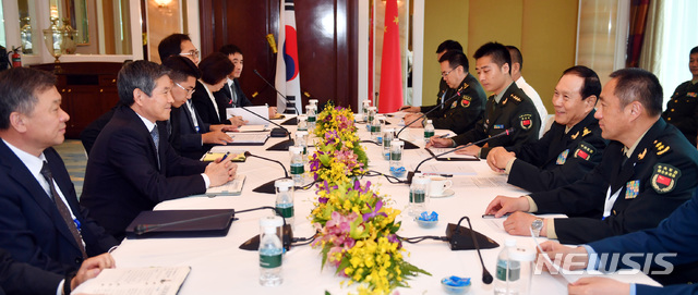 【싱가포르=뉴시스】정경두 국방부 장관은 1일(현지시간) 오후 제18차 아시아안보회의(일명 샹그릴라 대화)가 열린 싱가포르 샹그릴라 호텔에서 웨이펑허(魏鳳和)중국 국방부장과 만나 회담을 가졌다. 2019.06.01. (사진=국방부 제공) photo@newsis.com