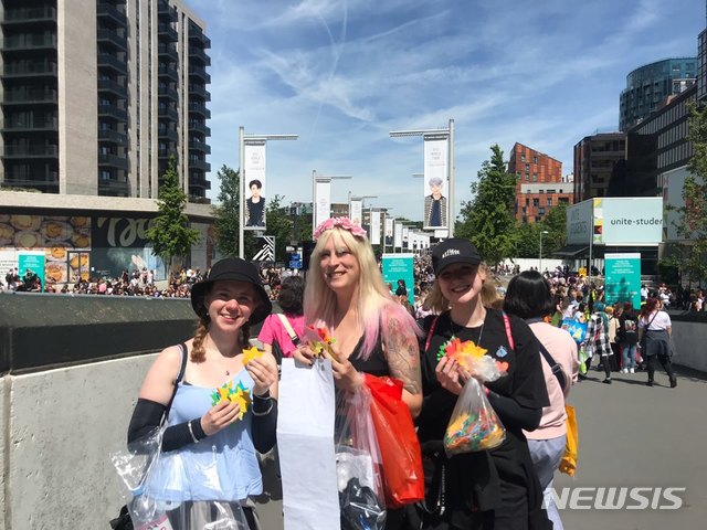 【런던=뉴시스】 이재훈 기자 = 1일(현지시간) 영국 런던 웸블리 스타디움 앞에서 만난 유럽 아미들. 2019.06.01 realpaper7@newsis.com