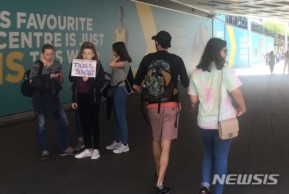 【런던=뉴시스】 이재훈 기자 = 1일(현지시간) 영국 런던 웸블리 스타디움 앞에서 만난 유럽 아미들. 2019.06.01 realpaper7@newsis.com