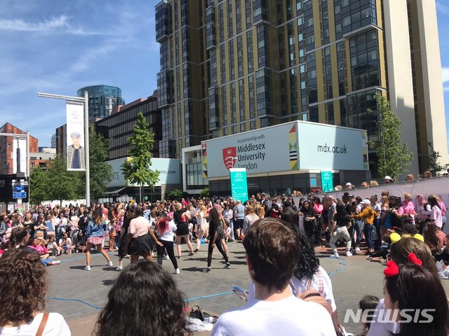 【런던=뉴시스】 이재훈 기자 = 1일(현지시간) 영국 런던 웸블리 스타디움 앞에서 커버 댄스를 하는 유럽 아미들. 2019.06.01 realpaper7@newsis.com