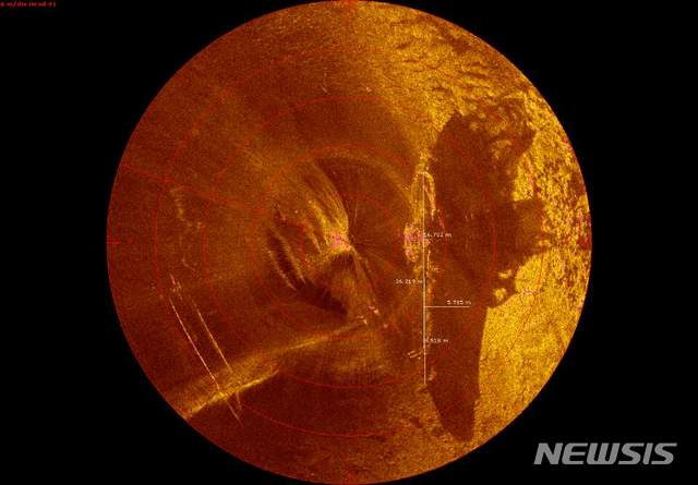 【부다페스트=뉴시스】1일(현지시간) 우리 정부 합동신속대응팀이 헝가리 부다페스트 다뉴브강에 가라앉은 수중 허블레아니호의 사진을 공개했다. 허블레아니호는 사진 속 수직선이 있는 위치에 보이는 흰색 물체다. 검정색 배 모양의 형체는 허블레아니호의 그림자다. 이 사진은 이날 오후 12시10분께 체코 측 구조팀이 소나(sonar·수중음향표정장치)를 통해 촬영했다. 2019.06.01 (제공=정부합동신속대응팀)