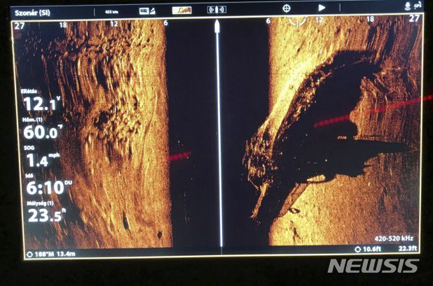 【부다페스트=AP/뉴시스】헝가리 해상구조대는 5월31일(현지시간) 다뉴브강 바닥에 옆으로 누워 있는 침몰 유람선 영상을 공개했다. 사진을 오른쪽으로 돌려세우면 누워 있는 유람선의 모습이 쉽게 판별된다. 2019.06.01. 