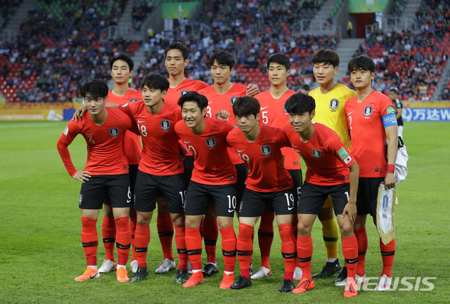 【티히(폴란드)=AP/뉴시스】한국 U-20 축구 대표팀이 5월31일(현지시간) 폴란드 티히의 티히 경기장에서 열린 2019 국제축구연맹(FIFA) U-20 월드컵 아르헨티나와의 조별 리그 F조 3차전에 앞서 기념촬영을 하고 있다. 정정용 감독이 이끄는 대표팀은 우승 후보 아르헨티나를 2-1로 물리치고 16강에 진출해 일본과 만난다. 2019.06.01.