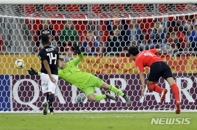 South Korea's Oh Sehun, right, scores his side's opening goal during the Group F U20 World Cup soccer match between Korea Republic and Argentina, in Tychy, Poland, Friday, May 31, 2019. (AP Photo/Sergei Grits)