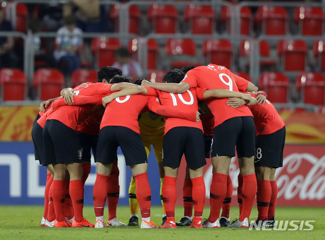 Korea Republic prepare for the second half of the Group F U20 World Cup soccer match between Korea Republic and Argentina, in Tychy, Poland, Friday, May 31, 2019. (AP Photo/Sergei Grits)