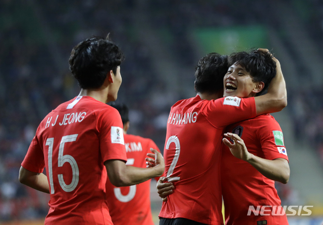 South Korea's Cho Youngwook, right, celebrates with teammates after scoring his side's second goal during the Group F U20 World Cup soccer match between Korea Republic and Argentina, in Tychy, Poland, Friday, May 31, 2019. (AP Photo/Sergei Grits)