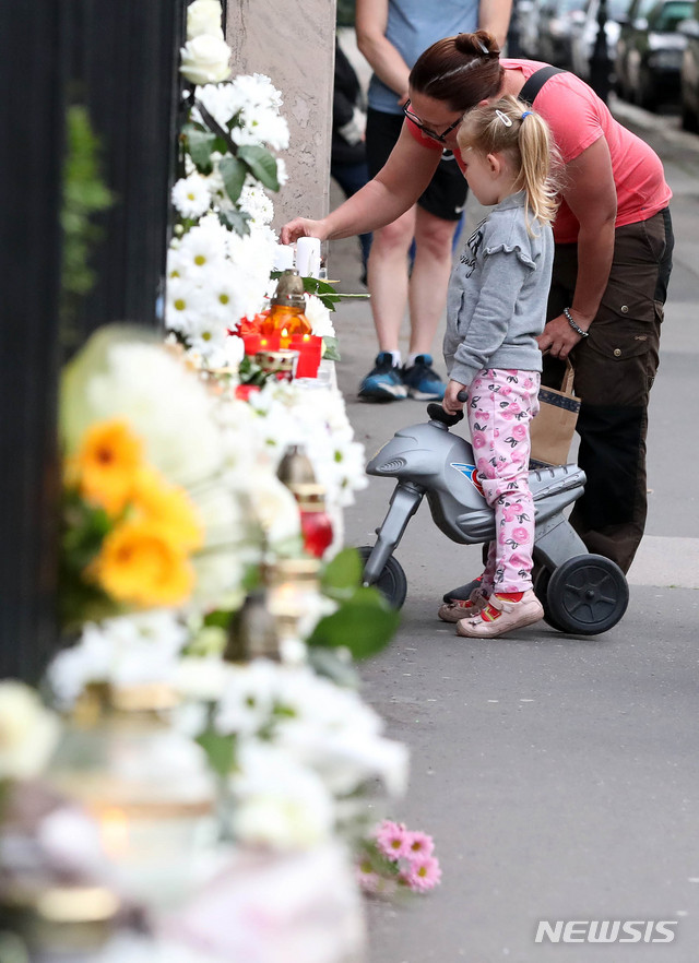 【부다페스트(헝가리)=뉴시스】추상철 기자 = 31일 오후(현지시각) 헝가리 다뉴브강 유람선 사고 추모제가 열린 주 헝가리 대한민국 대사관에서 추모객이 추모를 하고 있다. 2019.06.01.&nbsp;&nbsp;&nbsp;&nbsp; scchoo@newsis.com