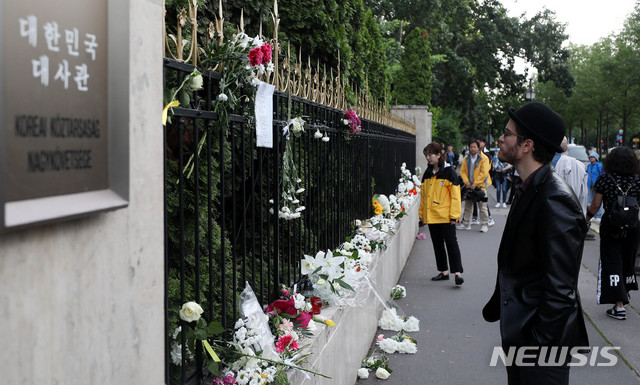 【부다페스트(헝가리)=뉴시스】추상철 기자 = 31일 오후(현지시각) 헝가리 다뉴브강 유람선 사고 추모제가 열린 주 헝가리 대한민국 대사관에서 추모객이 추모를 하고 있다. 2019.06.01.&nbsp; scchoo@newsis.com