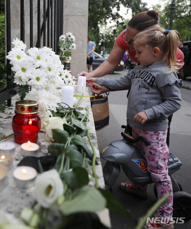 【부다페스트(헝가리)=뉴시스】추상철 기자 = 31일 오후(현지시각) 헝가리 다뉴브강 유람선 사고 추모제가 열린 주 헝가리 대한민국 대사관에서 추모객이 추모를 하고 있다. 2019.06.01.&nbsp; scchoo@newsis.com