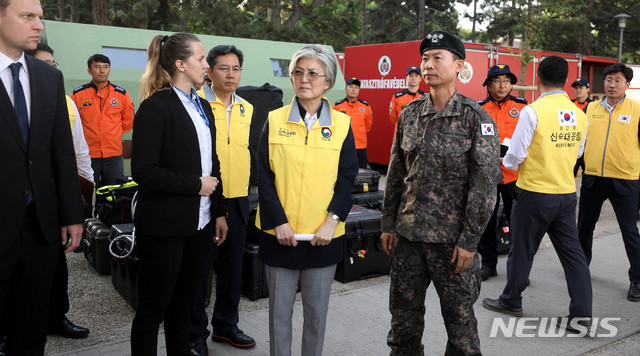 【부다페스트(헝가리)=뉴시스】추상철 기자 =강경화 외교부 장관이 31일 오후(현지시각) 헝가리 다뉴브강 유람선 사고현장에서 대한민국 정부 신속대응팀을 찾아 설명을 듣고 있다. 2019.06.01.&nbsp;&nbsp;&nbsp;&nbsp; scchoo@newsis.com