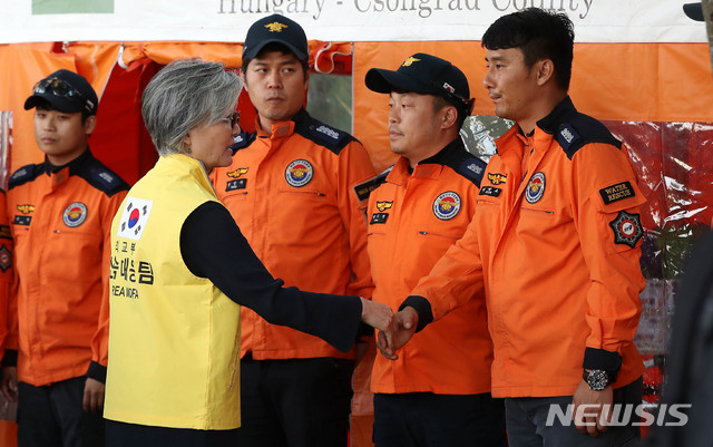 【부다페스트(헝가리)=뉴시스】추상철 기자 =강경화 외교부 장관이 31일 오후(현지시각) 헝가리 다뉴브강 유람선 사고현장에서 대한민국 정부 신속대응팀을 격려하고 있다. 2019.06.01.&nbsp; scchoo@newsis.com