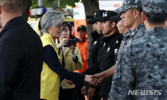 【부다페스트(헝가리)=뉴시스】추상철 기자 =강경화 외교부 장관이 31일 오후(현지시각) 헝가리 다뉴브강 유람선 사고현장에서 대한민국 정부 신속대응팀을 격려하고 있다. 2019.06.01.&nbsp;&nbsp; scchoo@newsis.com