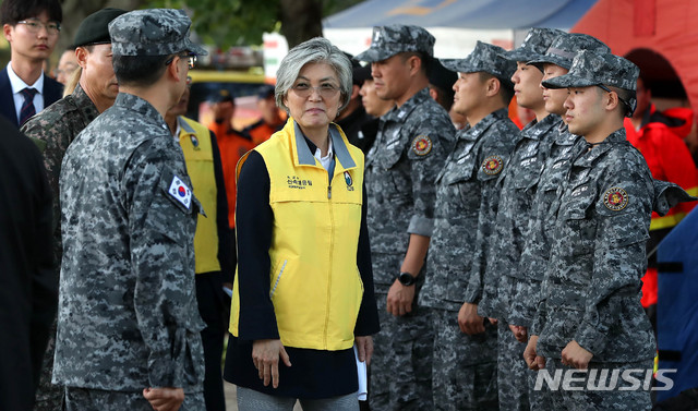 【부다페스트(헝가리)=뉴시스】추상철 기자 =강경화 외교부 장관이 31일 오후(현지시각) 헝가리 다뉴브강 유람선 사고현장에서 대한민국 정부 신속대응팀을 격려하고 있다. 2019.06.01.&nbsp;&nbsp; scchoo@newsis.com