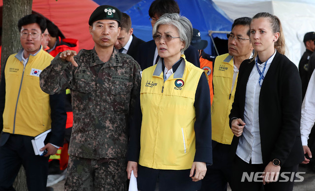 【부다페스트(헝가리)=뉴시스】추상철 기자 =강경화 외교부 장관이 31일 오후(현지시각) 헝가리 다뉴브강 유람선 사고현장에서 대한민국 정부 신속대응팀의 수색 준비상황에 대한 설명을 듣고 있다. 2019.06.01.&nbsp; scchoo@newsis.com