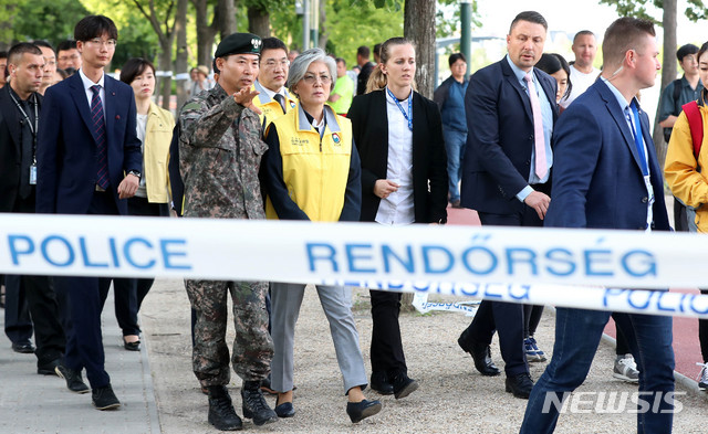 【부다페스트(헝가리)=뉴시스】추상철 기자 =강경화 외교부 장관이 31일 오후(현지시각) 헝가리 다뉴브강 유람선 사고현장에서 대한민국 정부 신속대응팀의 수색 준비상황에 대한 설명을 듣고 있다. 2019.06.01.&nbsp; scchoo@newsis.com