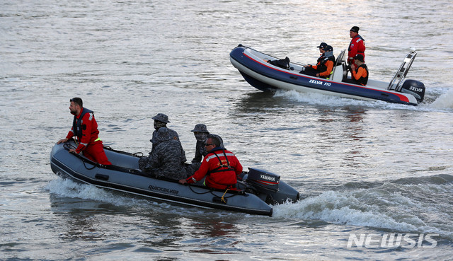 【부다페스트(헝가리)=뉴시스】추상철 기자 = 31일 오전(현지시각) 헝가리 다뉴브강 유람선 사고현장에서 대한민국 신속대응팀이 헝가리 구조대원과 함께 실종자 수색작업을 위해 현장을 둘러본 후 돌아오고 있다. 2019.06.01.&nbsp;&nbsp; scchoo@newsis.com