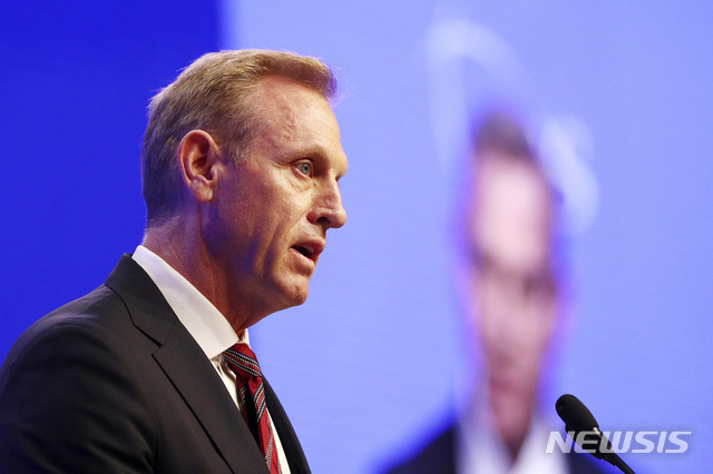 【싱가포르=AP/뉴시스】패트릭 섀너핸 미국 국방장관 대행이 1일(현지시간) 오전 싱가포르에서 열린 제18차 아시아안보회의(샹그릴라 대화) 본회의에서 연설하고 있다. 2019.06.01 