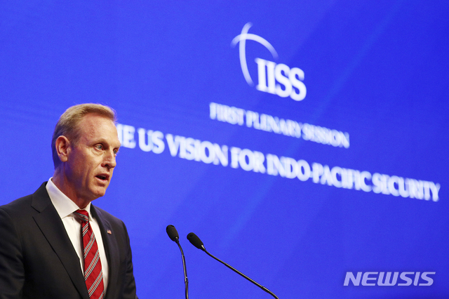 【싱가포르=AP/뉴시스】1일 제18차 아시아안보회의(샹그릴라 대화)가 열린 싱가포르 샹그릴라 호텔 본회의장에서 패트릭 섀너핸 미 국방장관 대행이 연설을 하고 있다.. 2019.06.01.