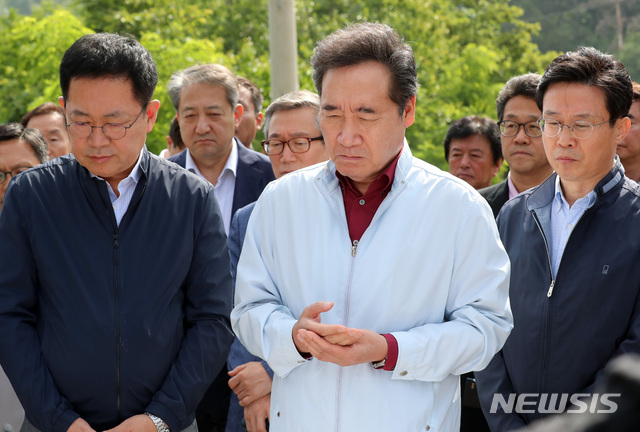 【인천=뉴시스】이영환 기자 = 이낙연 국무총리가 북한 자강도 우시군 소재 북상협동농장에서 아프리카돼지열병(ASF)이 발생하자 지난 6월1일 오전 접경지역인 인천 강화군의 한 양돈농장을 방문해 박봉균 농림축산검역본부장에게 차단방역 상황을 보고를 받고 있다. 2019.06.01. 20hwan@newsis.com