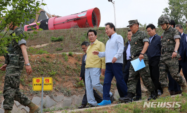 【인천=뉴시스】이영환 기자 = 이낙연 국무총리가 북한 자강도 우시군 소재 북상협동농장에서 아프리카돼지열병(ASF)이 발생하자 1일 오전 접경지역인 인천 교동도 해병대2사단 부대를 방문해 이승도 해병대사령관, 자유한국당 안상수 의원 등과 현황 점검을 하고 있다. 2019.06.01.&nbsp; 20hwan@newsis.com