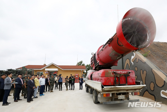 【인천=뉴시스】이영환 기자 = 북한 자강도의 한 협동농장에서 아프리카돼지열병이 발병한 가운데 이낙연 국무총리가 지난 1일 접경지역인 인천 교동도 해병대2사단 부대를 방문해 친환경광역살포기를 살펴보고 있다. 2019.06.01. 20hwan@newsis.com