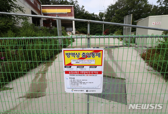 【인천=뉴시스】이영환 기자 = 북한에서 아프리카돼지열병(ASF)이 발생해 국내 전파가 우려되는 1일 오전 인천 강화군의 한 양돈농장에 출입통제 안내문이 붙어 있다.&nbsp;&nbsp; 농림축산식품부는 긴급 방역상황점검회의에서 북한 접경지역 10개시군을 특별관리지역으로 정하고 위기경보 '심각'단계에 준하는 방역조치를 취하기로 했다. 특별관리지역으로 지정된 10개 시군은 강화·옹진·김포·파주·연천·철원·화천·양구·인제·고성이다. 2019.06.01.&nbsp; 20hwan@newsis.com