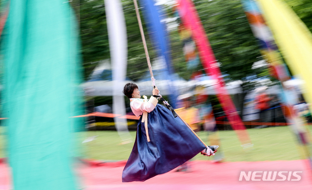 【서울=뉴시스】김병문 기자 = 1일 오전 서울 영등포공원에서 열린 '영등포 단오 축제'를 찾은 동대표 선수가 그네뛰기를 하고 있다. 2019.06.01. dadazon@newsis.com
