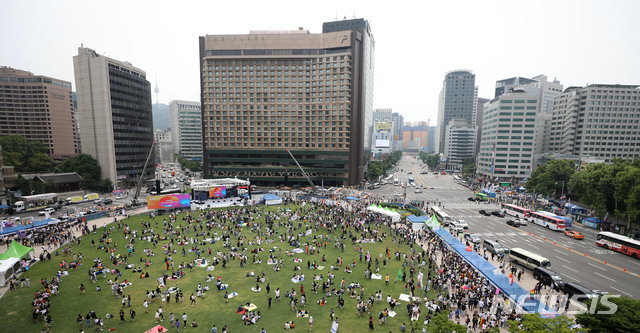 【서울=뉴시스】김선웅 기자 = 1일 오후 서울 중구 서울광장에서 국내 최대 규모 성소수자 축제인 '서울퀴어문화축제'가 열리고 있다. 2019.06.01. mangusta@newsis.com