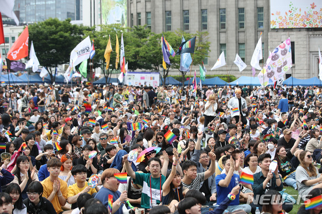 【서울=뉴시스】김선웅 기자 = 1일 오후 서울 중구 서울광장에서 국내 최대 규모 성소수자 축제인 '서울퀴어문화축제'가 열리고 있다. 2019.06.01.&nbsp; mangusta@newsis.com