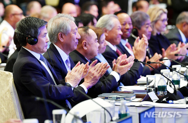 【서울=뉴시스】이영환 기자 = 정경두 국방부 장관이 1일 싱가포르에서 열린 제18차 아시아안보회의(샹그릴라 대화) 본회의에 참석해 미국 섀너핸 국방장관 대행의 본회의 연설을 경청하고 있다. 2019.06.01.(사진=국방부 제공) photo@newsis.com