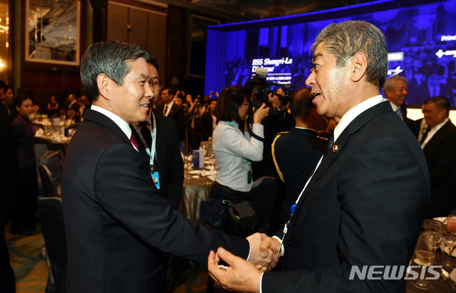 【서울=뉴시스】이영환 기자 = 정경두 국방부 장관이 31일 싱가포르에서 열린 제18차 아시아안보회의(샹그릴라 대화) 환영행사에서 이와야 다케시 일본 방위대신과 인사를 나누고 있다. 2019.06.01.(사진=국방부 제공)&nbsp; photo@newsis.com 