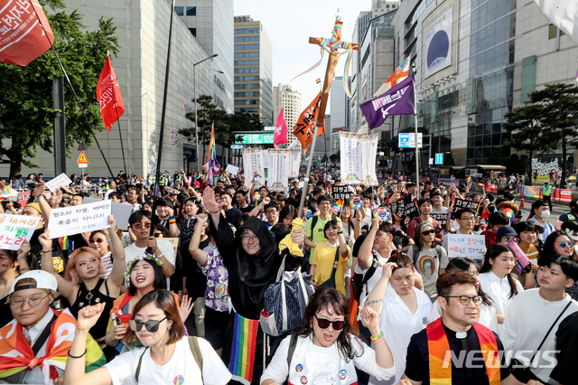【서울=뉴시스】김병문 기자 = 1일 오후 서울 중구 명동·을지로 일대에서 서울퀴어문화축제 참가자들이 퍼레이드를 하고 있다. 2019.06.01.&nbsp; dadazon@newsis.com
