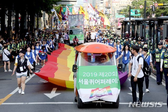 [서울=뉴시스]김병문 기자 = 지난 2019년 6월1일 오후 서울 중구 명동·을지로 일대에서 서울퀴어문화축제 참가자들이 퍼레이드를 하고 있다. 2019.06.01.&nbsp;&nbsp; dadazon@newsis.com