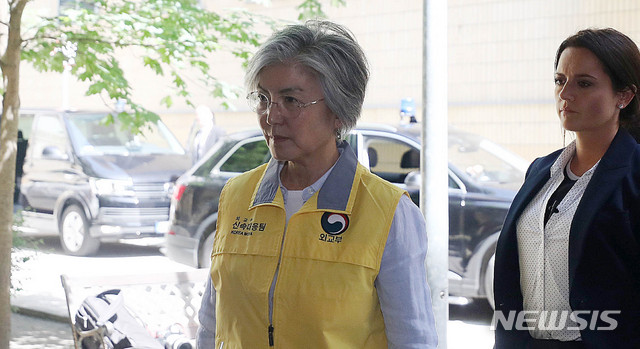 【부다페스트(헝가리)=뉴시스】추상철 기자 = 강경화 외교부 장관이 1일 오전(현지시각) 헝가리 부다페스트 다뉴브강 유람선 사고 생존자가 머물고 있는 병원을 방문하고 있다. 2019.06.01.&nbsp; scchoo@newsis.com