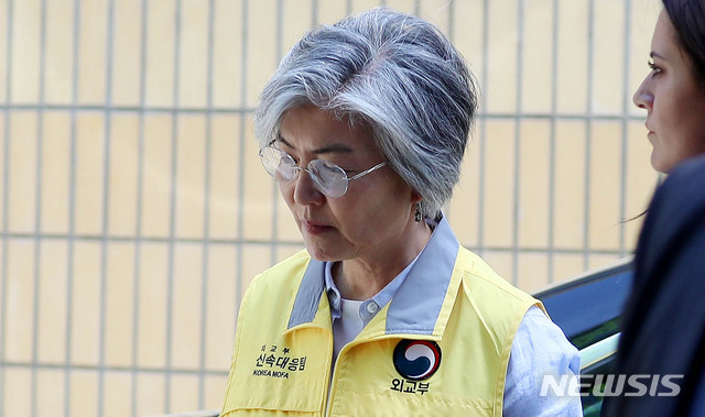 【부다페스트(헝가리)=뉴시스】추상철 기자 = 강경화 외교부 장관이 1일 오전(현지시각) 헝가리 부다페스트 다뉴브강 유람선 사고 생존자가 머물고 있는 병원을 방문하고 있다. 2019.06.01.&nbsp; scchoo@newsis.com