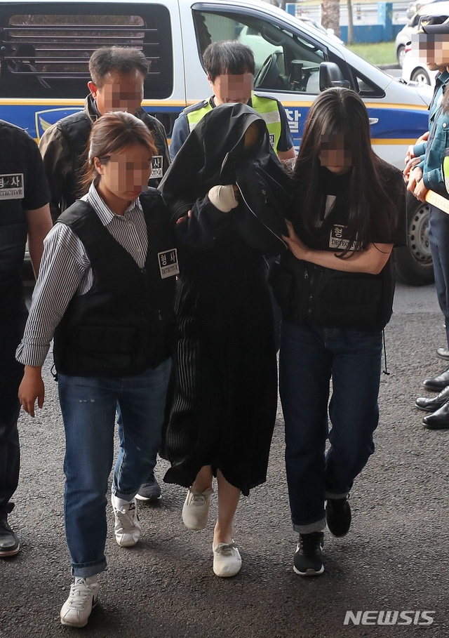 【제주=뉴시스】우장호 기자 = 1일 충북 청주시에서 긴급체포된 고모(36·여)씨가 제주동부경찰서로 압송되고 있다. 경찰에 따르면 고씨는 지난달 말 제주시 조천읍의 한 펜션에서 전남편인 강모(36)씨를 살해하고 도주한 혐의를 받고 있다. 2019.06.01.  woo1223@newsis.com