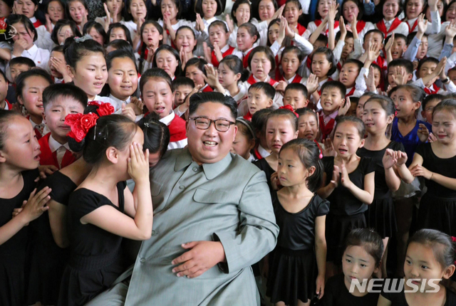 【서울=뉴시스】김정은 북한 국무위원장이 배움의 천리길 학생소년 궁전을 현지지도했다고 조선중앙TV가 1일 보도했다. 2019.06.01. (사진=조선중앙TV 캡처) photo@newsis.com
