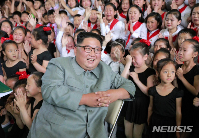 【서울=뉴시스】김정은 북한 국무위원장이 배움의 천리길 학생소년 궁전을 현지지도했다고 조선중앙TV가 1일 보도했다. 2019.06.01. (사진=조선중앙TV 캡처) photo@newsis.com