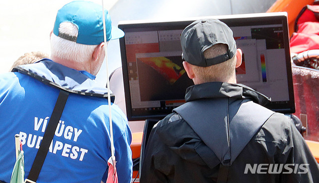 【부다페스트(헝가리)=뉴시스】추상철 기자 = 1일 오후(현지시각) 헝가리 부다페스트 다뉴브강 유람선 사고현장에서 노르웨이, 체코, 헝가리 등 합동 구조대가 첨단장비를 이용해 실종자 수색작업을 하고 있다. 2019.06.01.&nbsp;&nbsp; scchoo@newsis.com