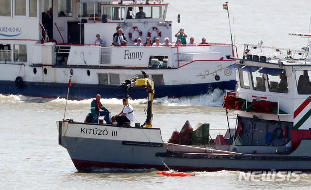 【부다페스트(헝가리)=뉴시스】추상철 기자 = 1일 오후(현지시각) 헝가리 부다페스트 다뉴브강 유람선 사고현장에서 노르웨이, 체코, 헝가리 등 합동 구조대가 첨단장비를 이용해 실종자 수색작업을 하고 있다. 2019.06.01.&nbsp;&nbsp; scchoo@newsis.com